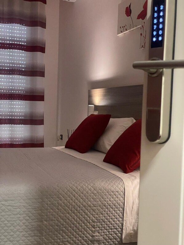 Quarto quádruplo, para não fumantes | Escrivaninha, cortinas blackout, berços grátis, Wi-Fi de cortesia