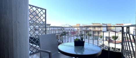 Deluxe Quadruple Room, Non Smoking | Desk, blackout curtains, free cots/infant beds, free WiFi