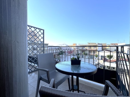 Deluxe Quadruple Room, Non Smoking | Desk, blackout drapes, free cribs/infant beds, free WiFi