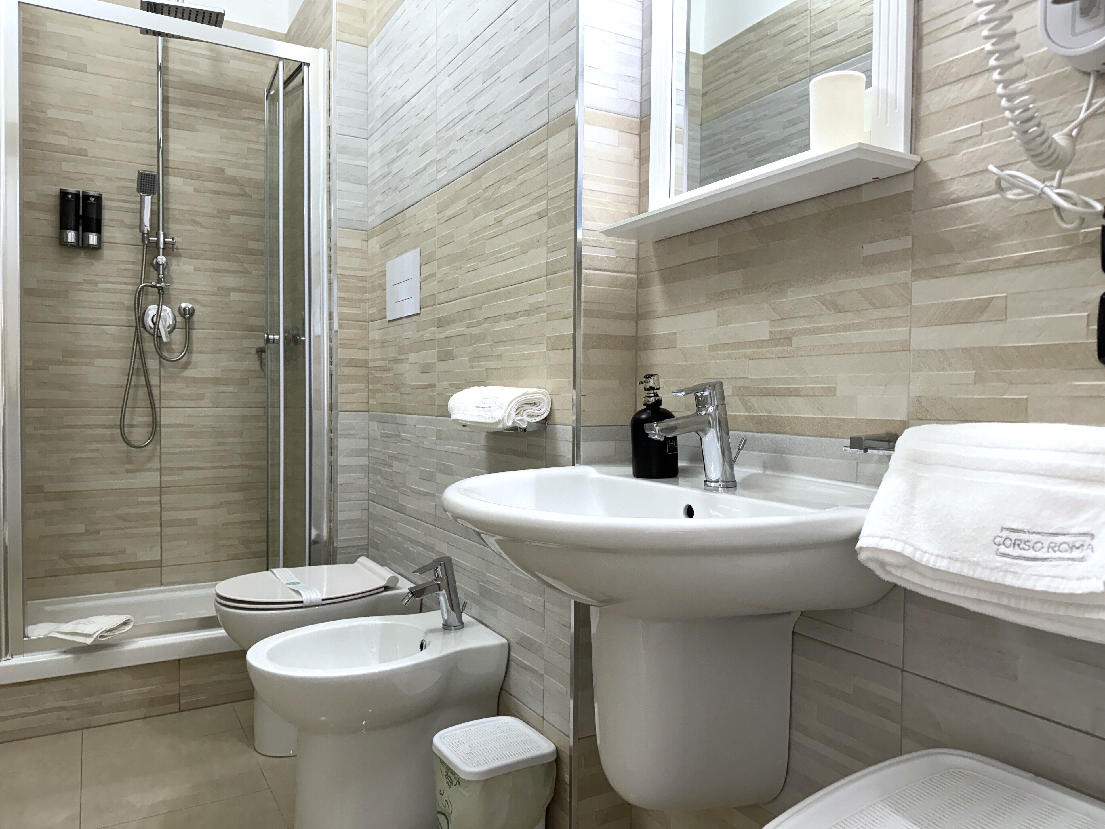 Camera con letto matrimoniale o 2 letti singoli, accessibile ai disabili, non fumatori | Bagno | Doccia, set di cortesia gratuito, asciugacapelli, pantofole