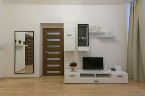 Deluxe-Apartment | Wohnbereich | Flachbildfernseher