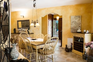 Villa, 3 Bedrooms | In-room dining