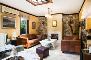 Villa, 3 Schlafzimmer | Wohnbereich | Flachbildfernseher