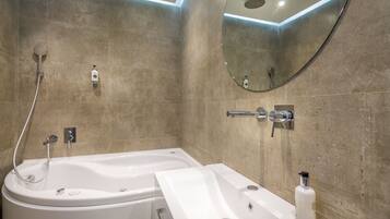 Junior Suite (with Jacuzzi) | Phòng tắm | Vòi sen/bồn tắm kết hợp, máy sấy tóc, dép đi trong nhà, khăn tắm