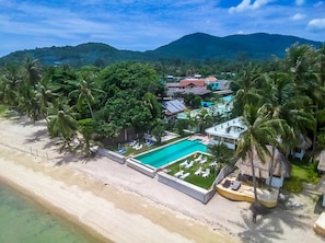 Outdoor pool, sun loungers - Le Divine Comedie (Ko Pha-ngan)