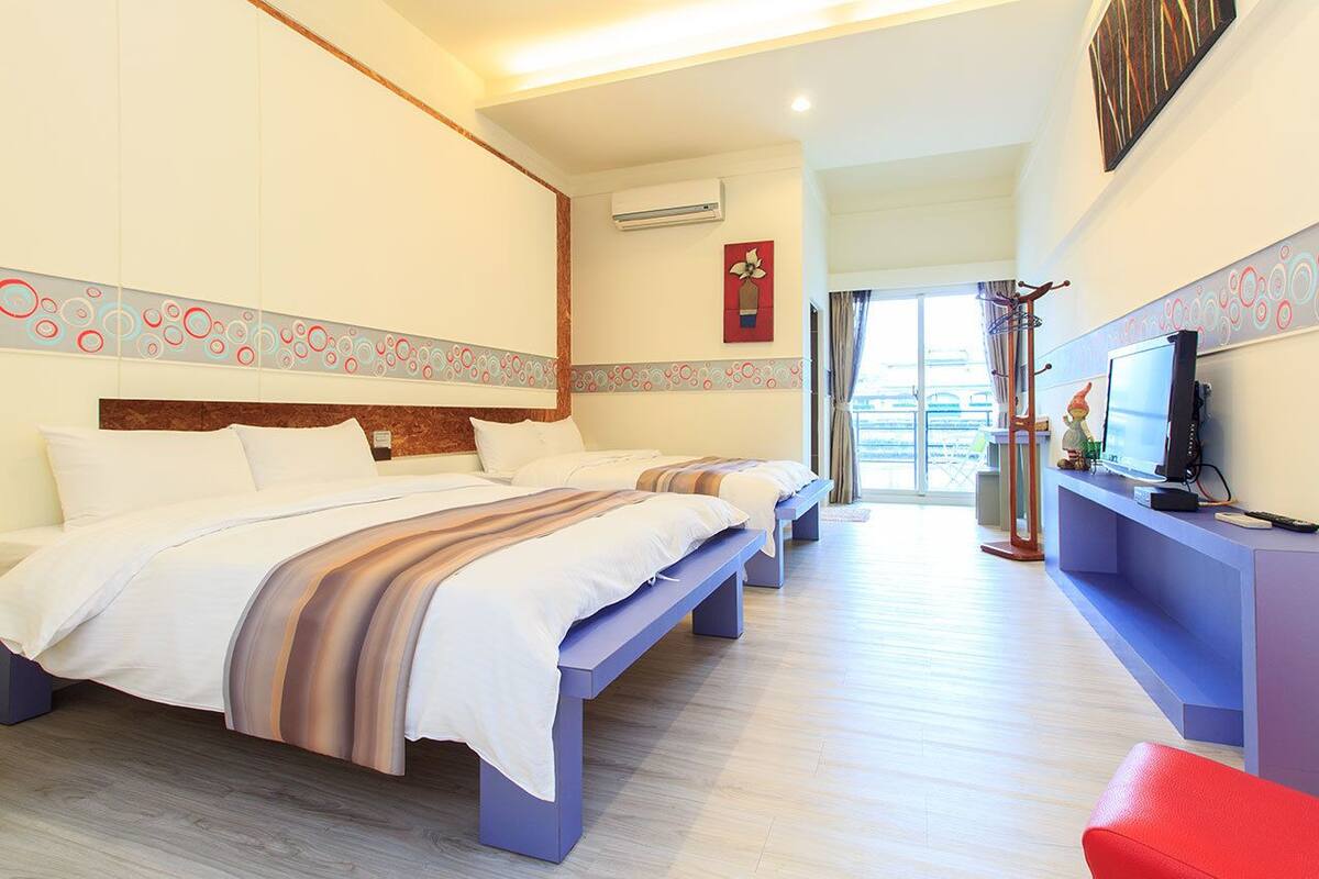 Quarto quádruplo luxo, 2 camas de casal, para não fumantes | Escrivaninha, quartos à prova de som, Wi-Fi de cortesia, roupa de cama