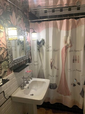 Superior Double Room, Non Smoking, River View | Bathroom | Shower, free toiletries, hair dryer, towels - Casa El Pelaire (Perarrua)