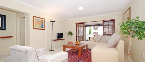 Departamento Deluxe, 2 habitaciones, vista al jardín | Sala de estar | Televisión de pantalla plana