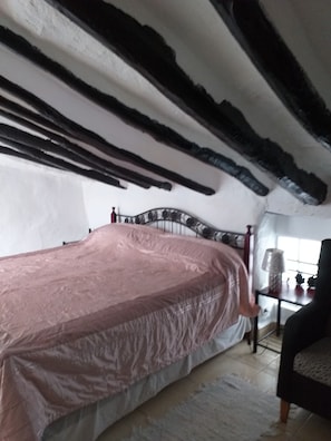 Dreibettzimmer, Stadtblick | Babybetten, kostenloses WLAN, Bettwäsche