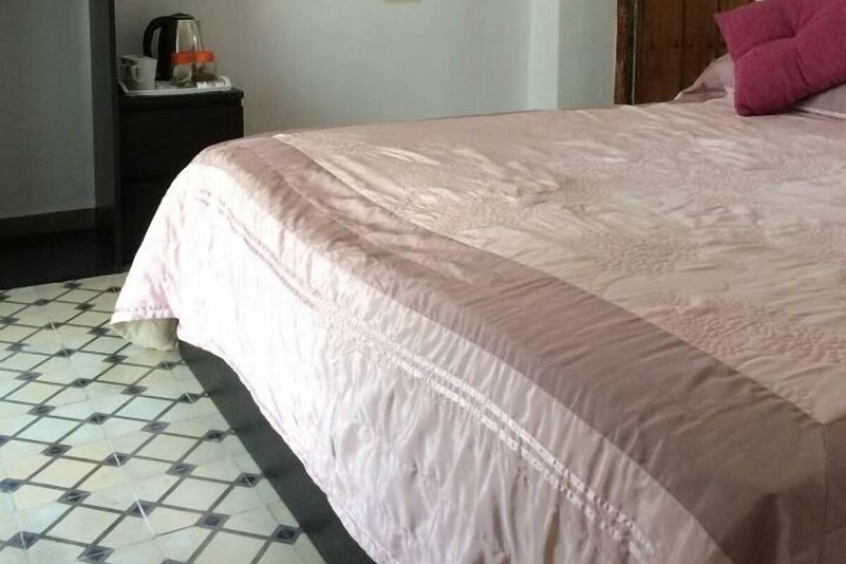 Doppelzimmer, 1 King-Bett | Babybetten, kostenloses WLAN, Bettwäsche