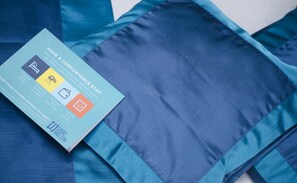 Seprai premium, meja kerja, kedap suara, dan tempat tidur lipat/tambahan