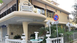 Un hôtel appelé «
Hotel Ariminvm
» avec un panneau indiquant la présence d’un parking.
