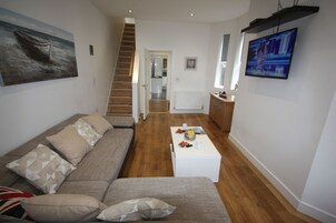 Deluxe Apartment, Multiple Beds, Non Smoking | Interior