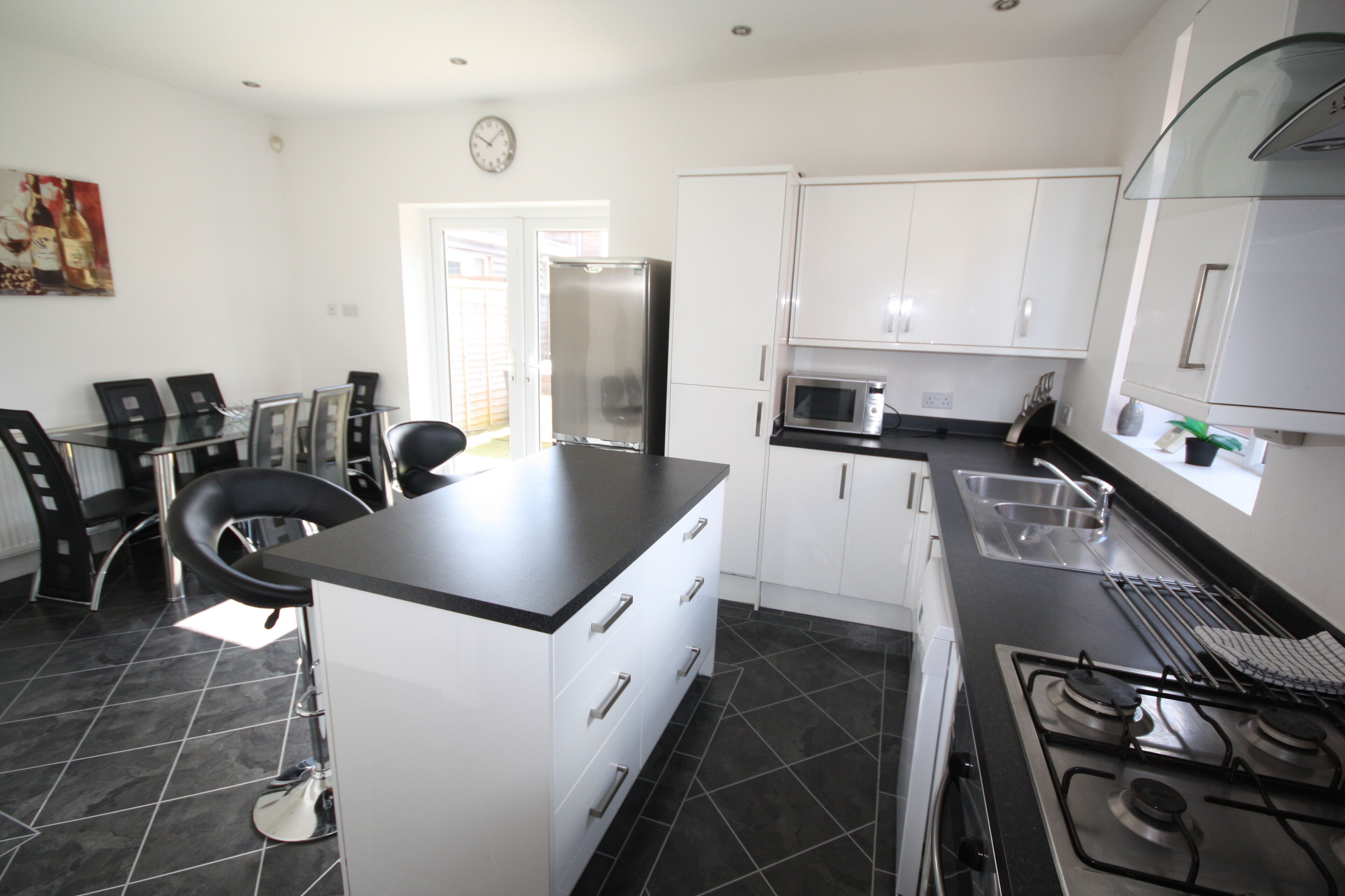 Deluxe Apartment, Multiple Beds, Non Smoking | Private kitchen | Fridge, microwave, oven, stovetop