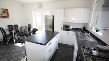 Deluxe Apartment, Multiple Beds, Non Smoking | Private kitchen | Fridge, microwave, oven, stovetop