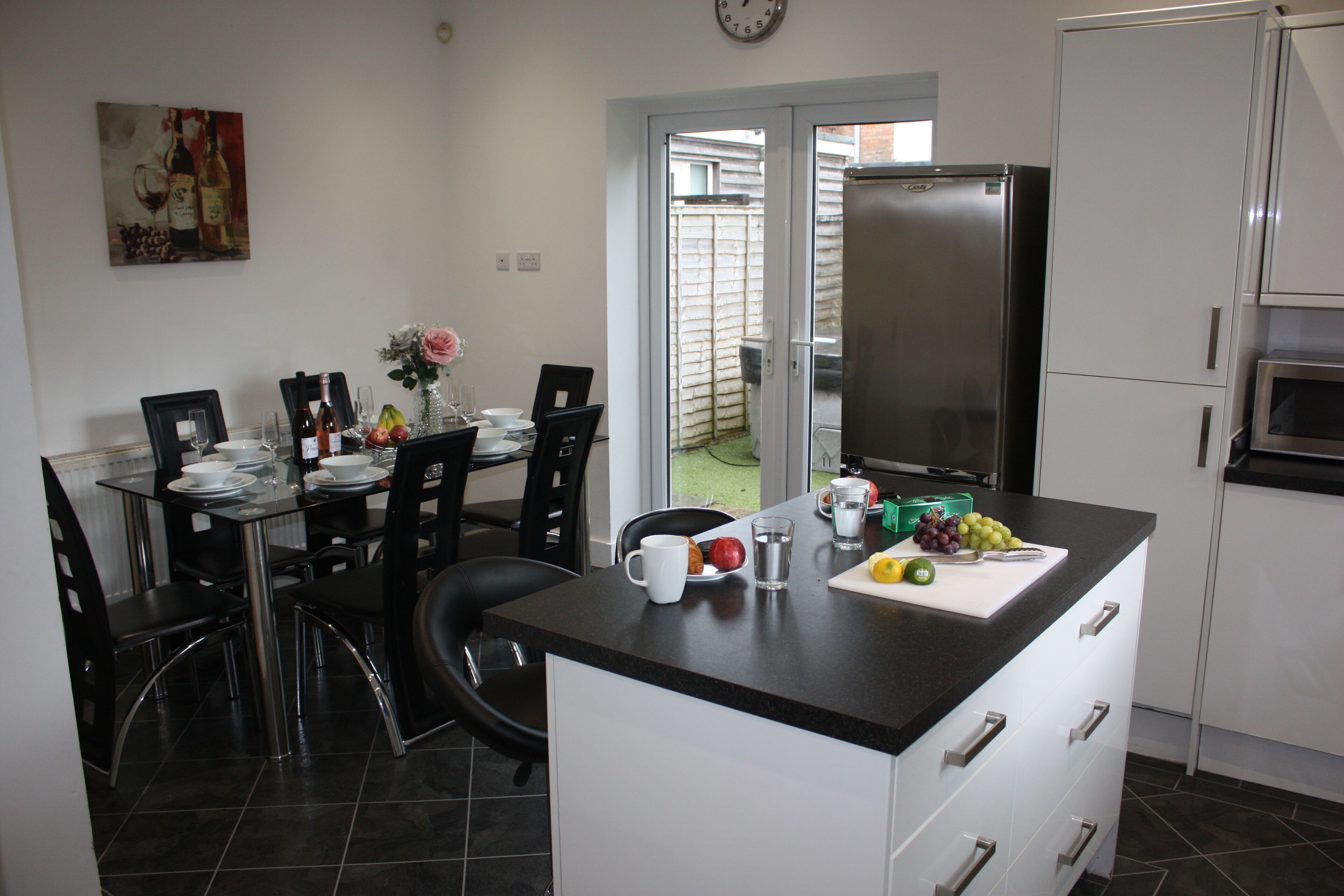 Deluxe Apartment, Multiple Beds, Non Smoking | Private kitchen | Fridge, microwave, oven, stovetop