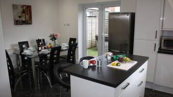 Deluxe Apartment, Multiple Beds, Non Smoking | Private kitchen | Fridge, microwave, oven, stovetop