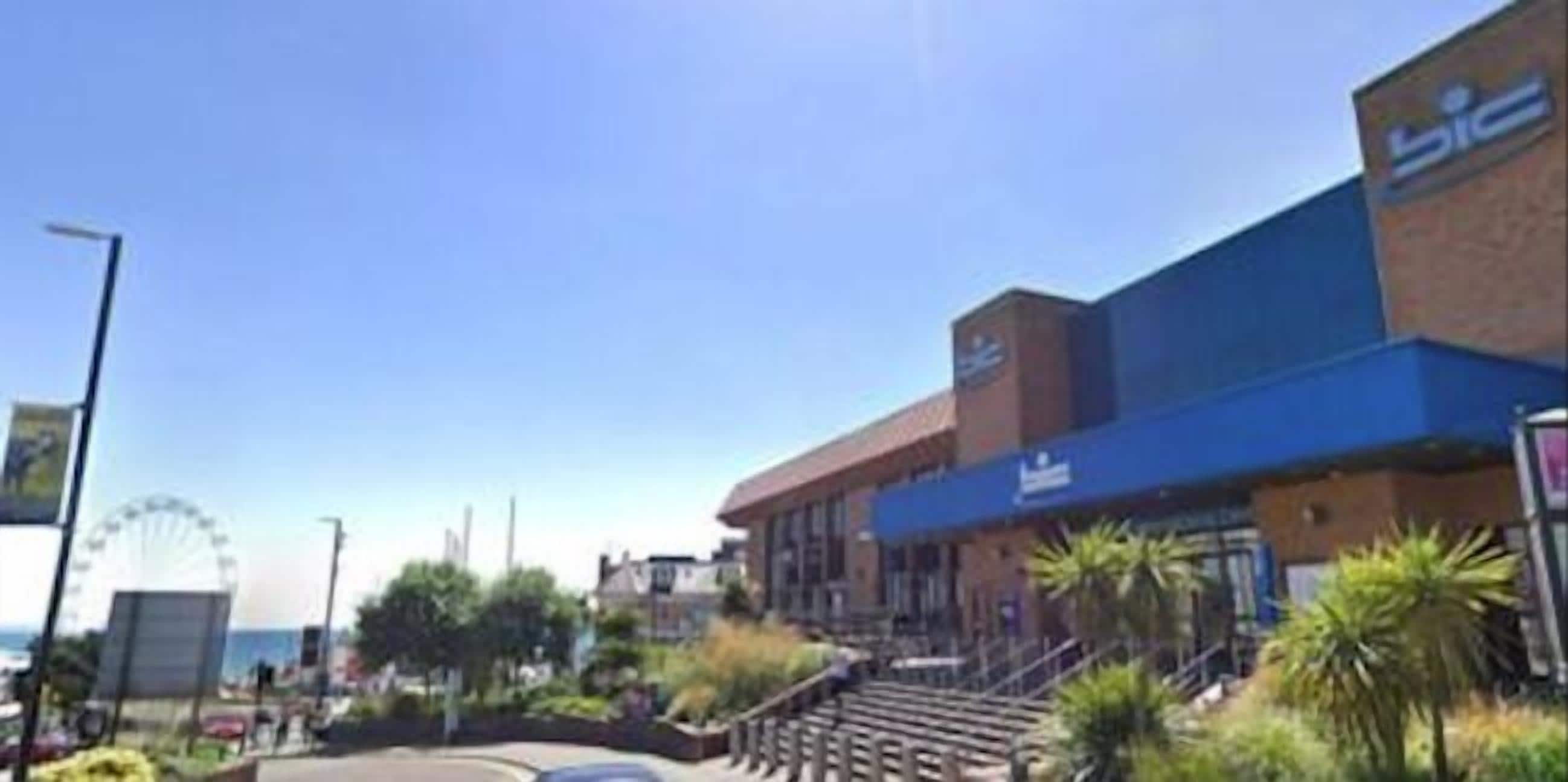 A building with a blue awning and a sign that reads "Bic".