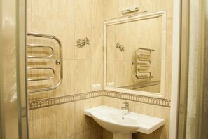 Chuveiro, secador de cabelo (mediante solicitação), chinelos 