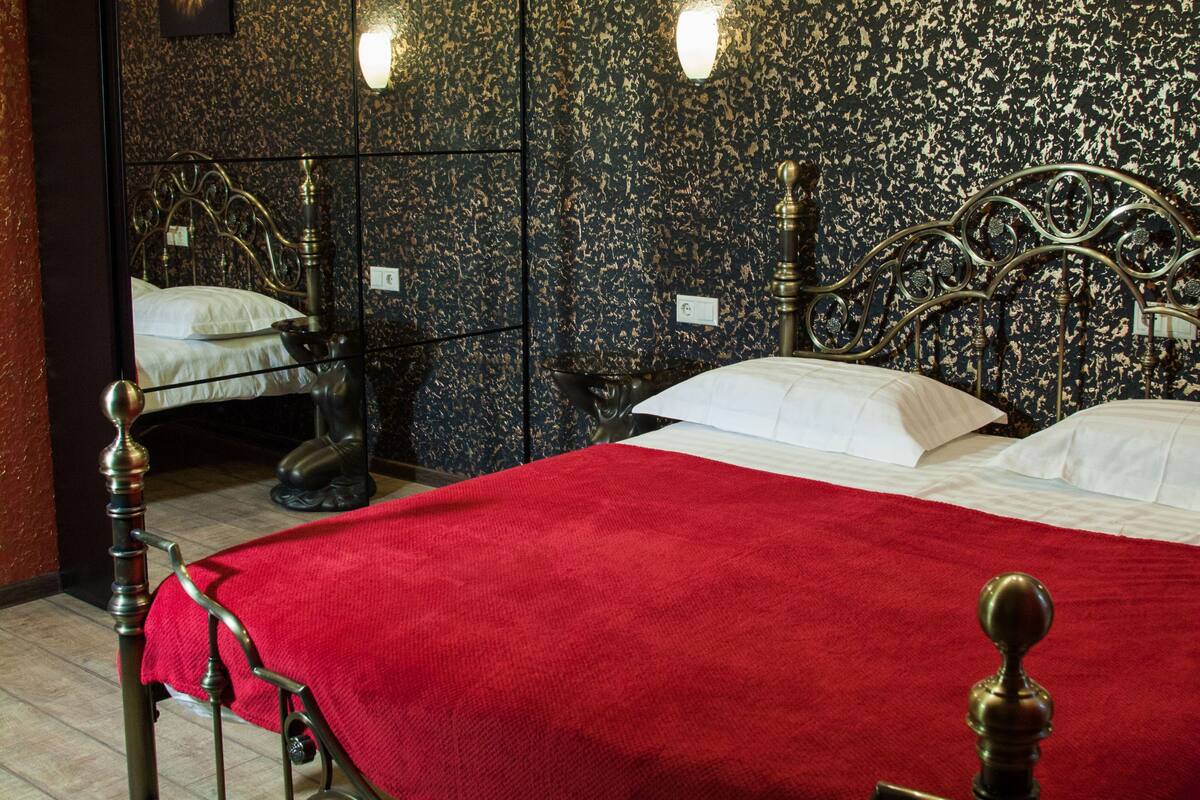 Escrivaninha, cortinas blackout, quartos à prova de som