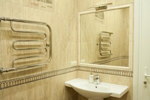 Shower, hair dryer, slippers, towels - Pokrovskiy Dom (Moscow)