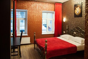 Desk, blackout curtains, soundproofing, iron/ironing board - Pokrovskiy Dom (Moscow)