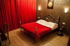 Desk, blackout curtains, soundproofing, iron/ironing board - Pokrovskiy Dom (Moscow)