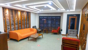 A modern lobby with a sofa, armchairs, and a coffee table. - Long Stay İstanbul Hotel (Istanbul)