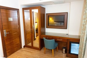 Minibar, caja de seguridad en la habitación y escritorio 