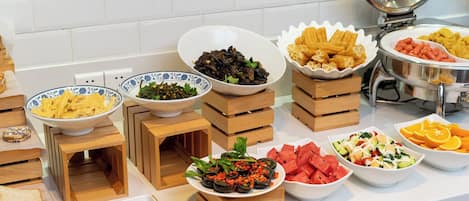 Daily self-service breakfast (CNY 38 per person)