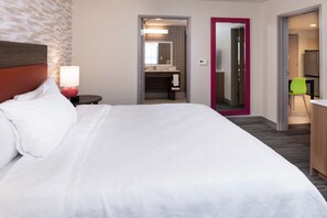 Svit - 1 kingsize-säng - tillgänglighetsanpassat (Mobility & Hearing, Roll-in Shower) | Eget kök | Stort kylskåp, mikrovågsugn, diskmaskin och kaffe- och tebryggare