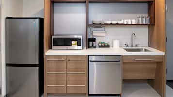 Refrigerador con freezer, microondas, lavavajillas, cafetera/tetera