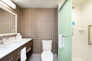 Ilmaiset hygieniatuotteet, hiustenkuivaaja, pyyhkeet