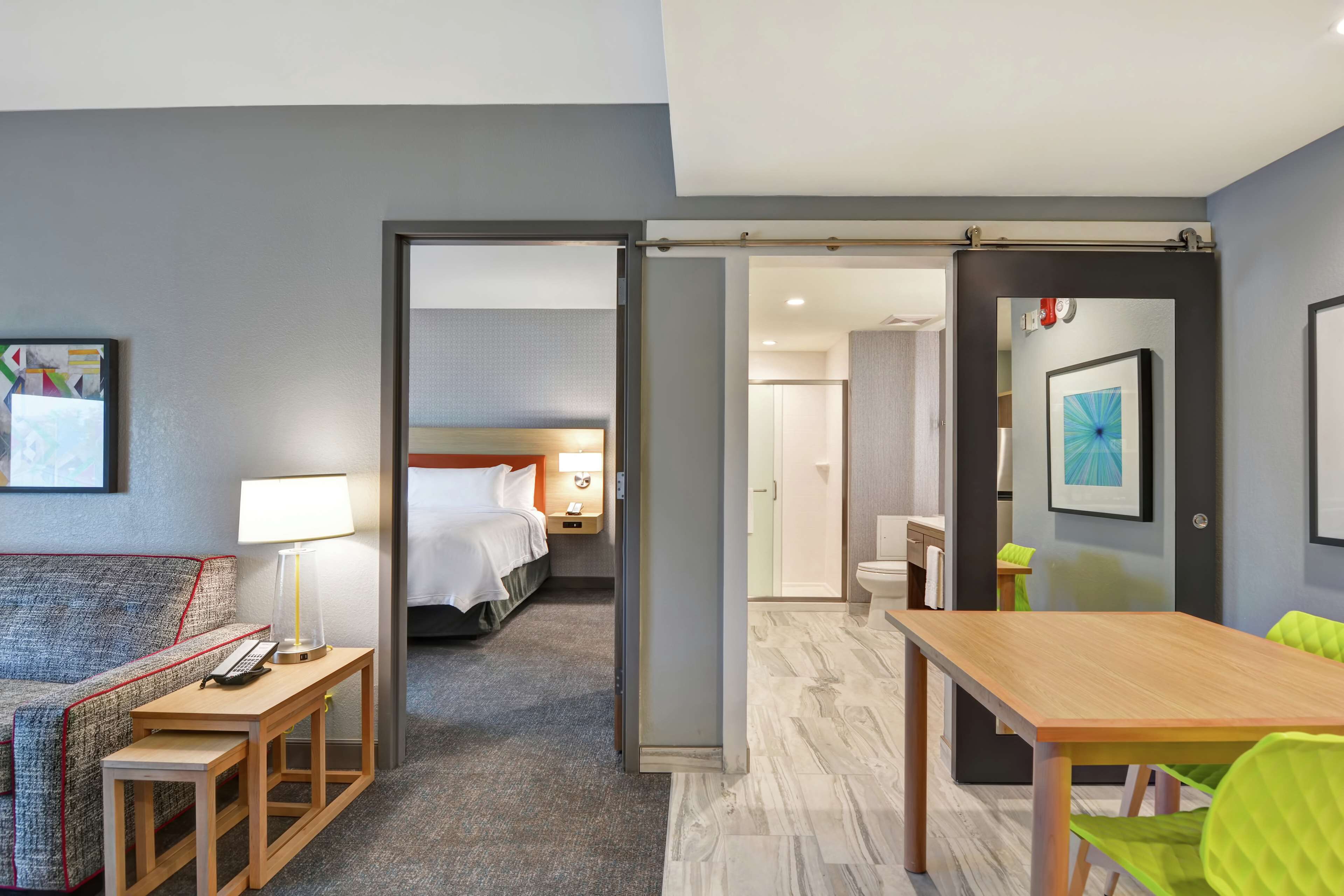 50-英寸液晶电视（配备收费电视频道）、电视、MP3 基座