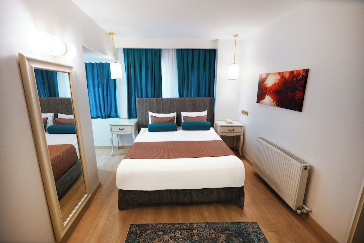 Kamar Double atau Twin Deluks | Seprai premium, minibar, brankas, dan meja kerja