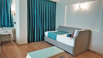 Deluxe-Dreibettzimmer | Hochwertige Bettwaren, Minibar, Zimmersafe, Schreibtisch