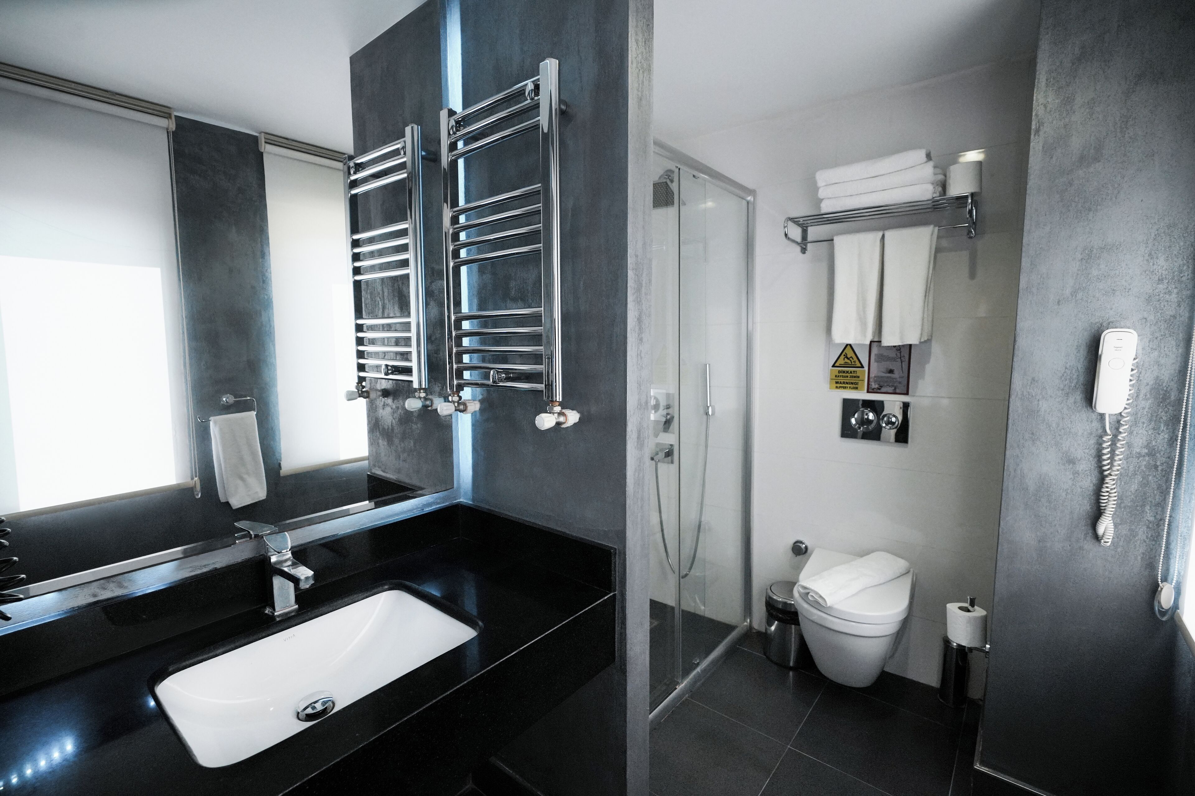 Kamar Quadruple Keluarga | Kamar mandi | Shower, perlengkapan kamar mandi ramah lingkungan,  dan pengering rambut