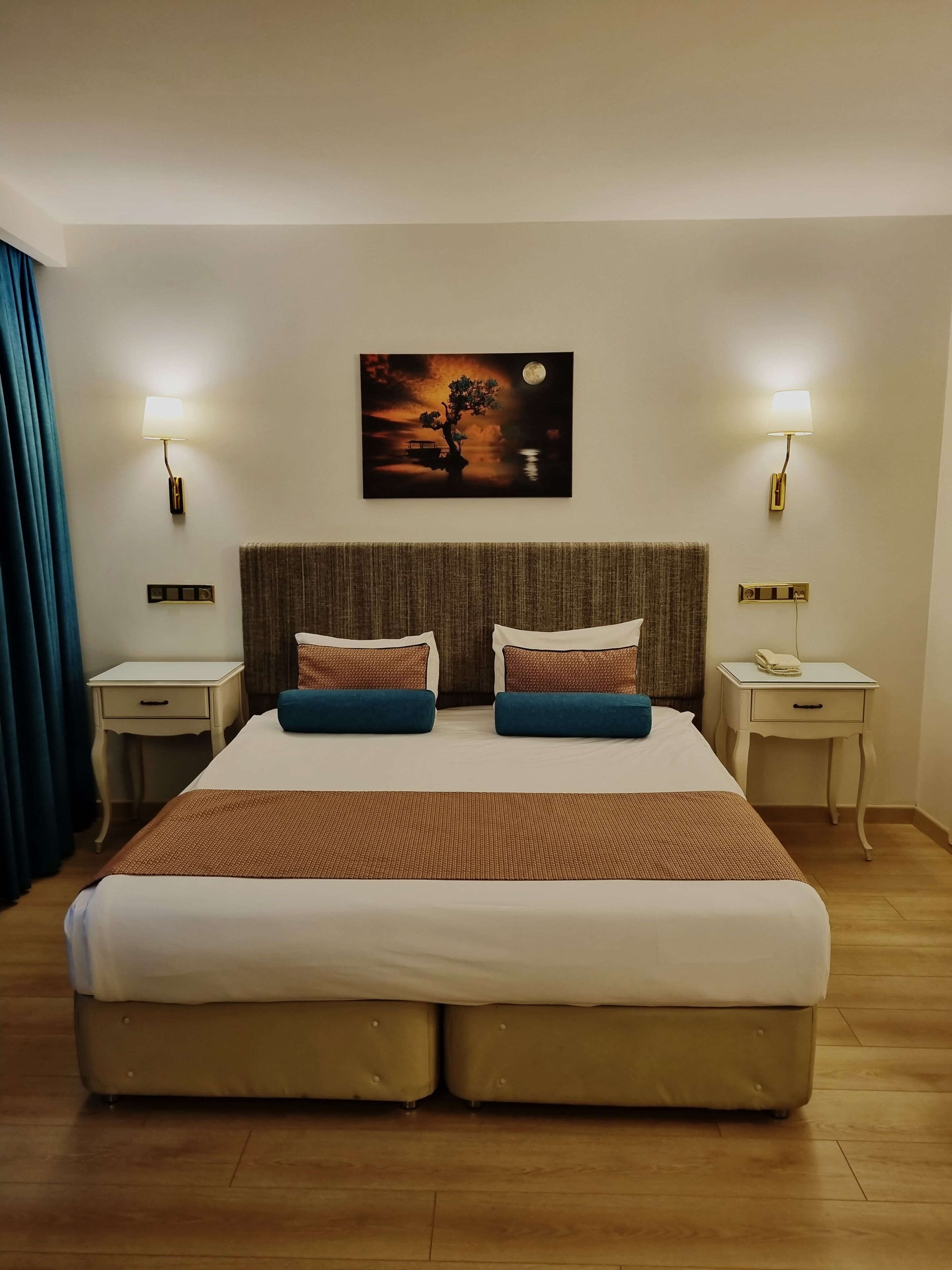 Habitación cuádruple familiar | Ropa de cama de alta calidad, minibar, caja fuerte y escritorio