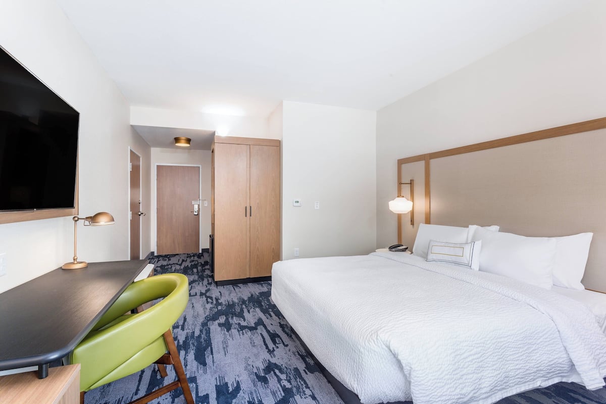 Room, 1 King Bed | Desk, blackout drapes, iron/ironing board, free cribs/infant beds