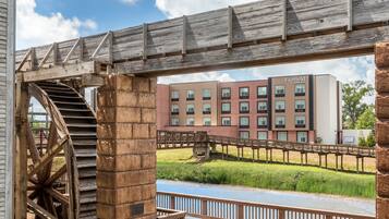 Un ponte di legno con una scala a chiocciola che conduce a un edificio con la scritta "Fairfield by Marriott".
