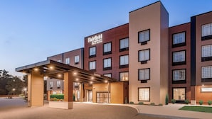 A multi-story hotel with a prominent sign for Fairfield by Marriott. - Fairfield Inn & Suites Jasper (Jasper)