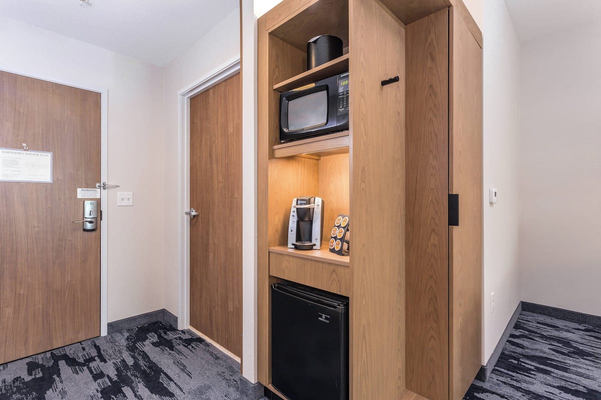 suite, multiple beds | desk, blackout curtains, iron/ironing board, free cots/infant beds