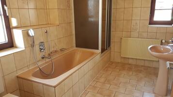 Apartemen, 3 kamar tidur (incl. Cleaning Fee 35 EUR) | Kamar mandi | Bathtub dan shower terpisah, pengering rambut, handuk, dan tisu toilet