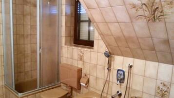 Apartment, 2 Bedrooms (incl. Cleaning Fee 35 EUR) | Bathroom | Separate bathtub and shower, hair dryer, towels, toilet paper