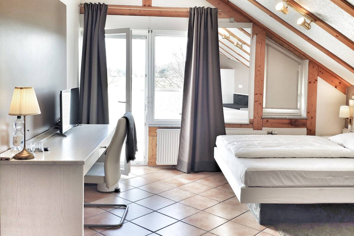 Double Room | Desk, WiFi (free), bed sheets