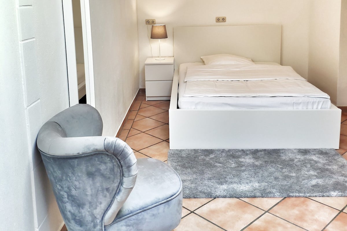 Escritorio, wifi gratis y ropa de cama