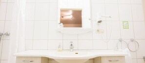Shower, free toiletries, towels - Aparthotel Wettenberg (Wettenberg)