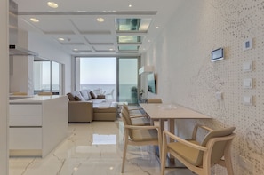 Apartment (1 Bedroom) | In-room dining