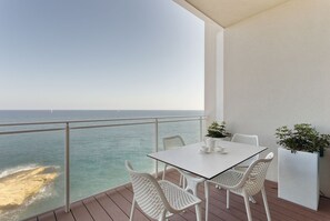 Terrace/patio - Luxury Apt Ocean Views in Tigne Point, With Pool (Sliema)