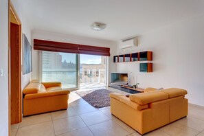 TV - Fabulous Apartment With Pool, Upmarket Area (Sliema)